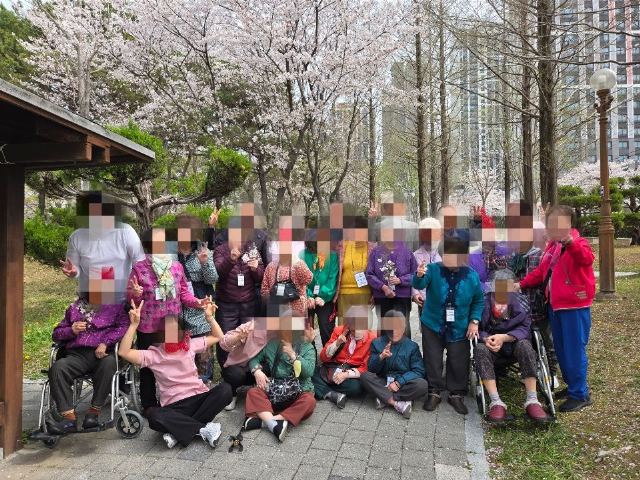 창원노인주간복지센터 봄 나들이 다녀왔습니다