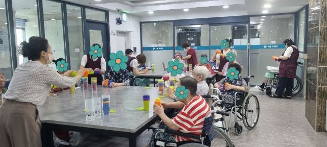 기쁨요양원 8월6일 다양하 색깔컵 놀 ...