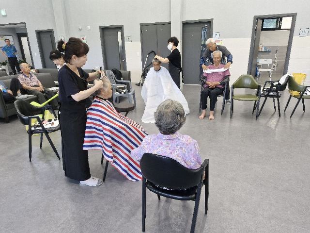 참좋은실버주간보호센터 미용봉사 사진