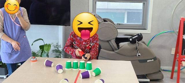 거제노인주간보호센터 종이컵 날리기