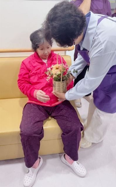 신안군노인전문요양원 카네이션 나눔
