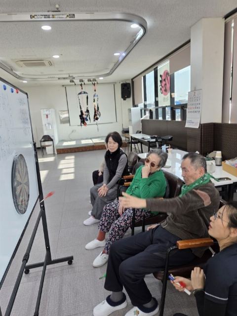 김해사랑노인주야간보호센터 다트던지기