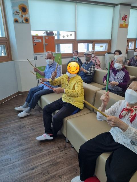 행복노인주야간보호센터 음악활동