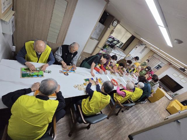 가은데이케어센터 원목퍼즐 맞추기