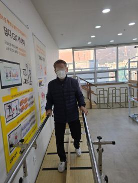 효심재활주간보호센터 재활운동기구_평행봉보행훈련 ...