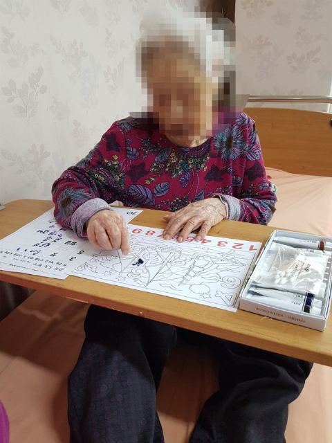 늘푸른요양원 2호점 믈감으로 색칠하고 계시는 ...