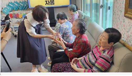 시온휴요양원 과일에 빠진데이