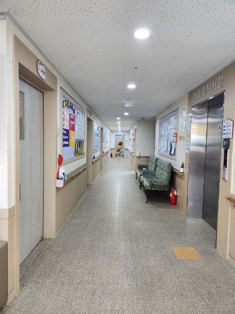 무학재활요양원 요양원 2층 복도 전경