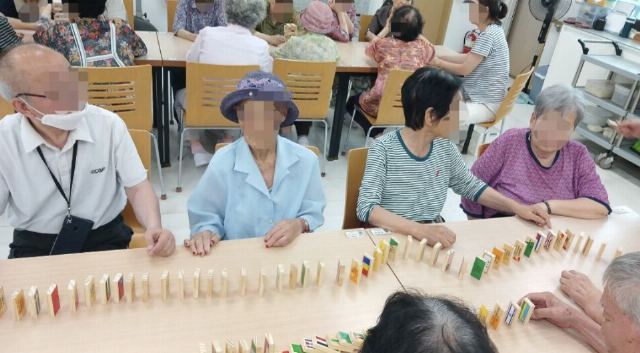 참조은주간보호복지센터 인지활동(도미노게임)