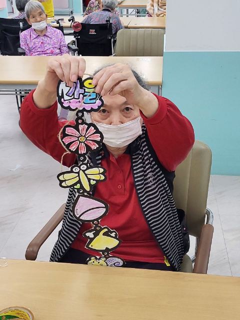 백세행복요양원 내서점 가을 모빌 만들기