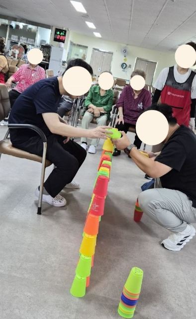 가족데이케어센터 컵쌓기