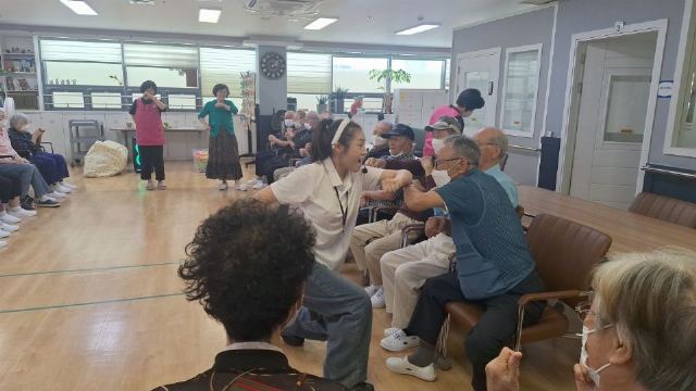 청아람노인복지센터 즐거운 음악놀이터
