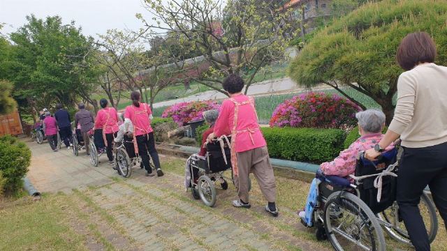 햇살실버타운 산책하기 좋은 정원2