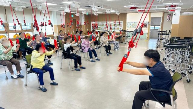 청춘주간보호센터 3층 슬링운동