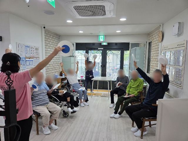 행복해U요양원 오전 체조활동
