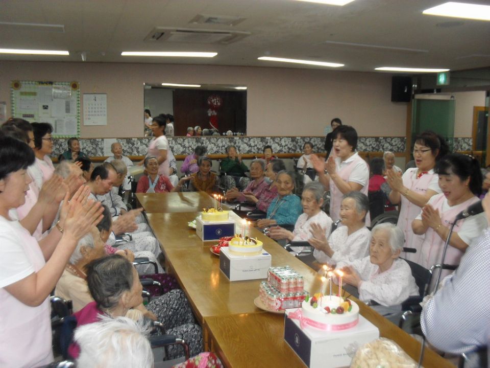 노블하임노인전문요양원 2018년 4월 합동생신잔 ...