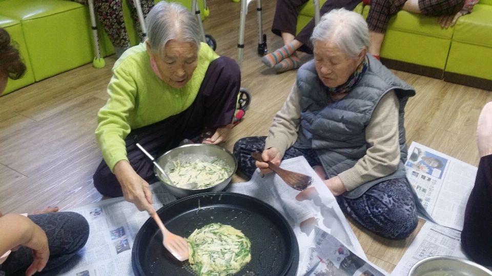 전원일기요양원 부침개굽기