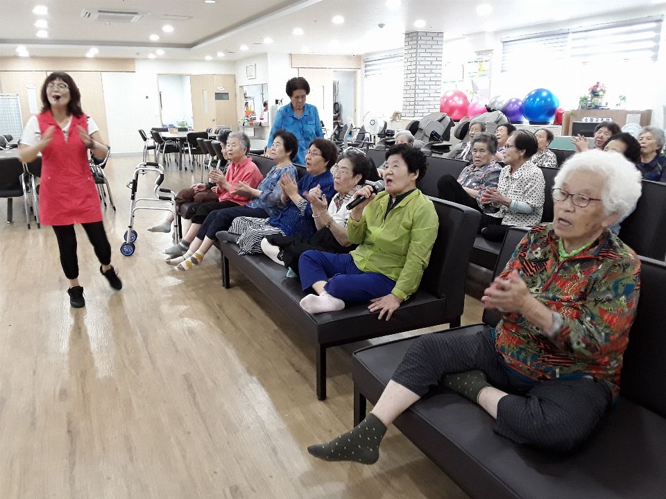 경주어르신종합돌봄센터 웃음치료 노래교실