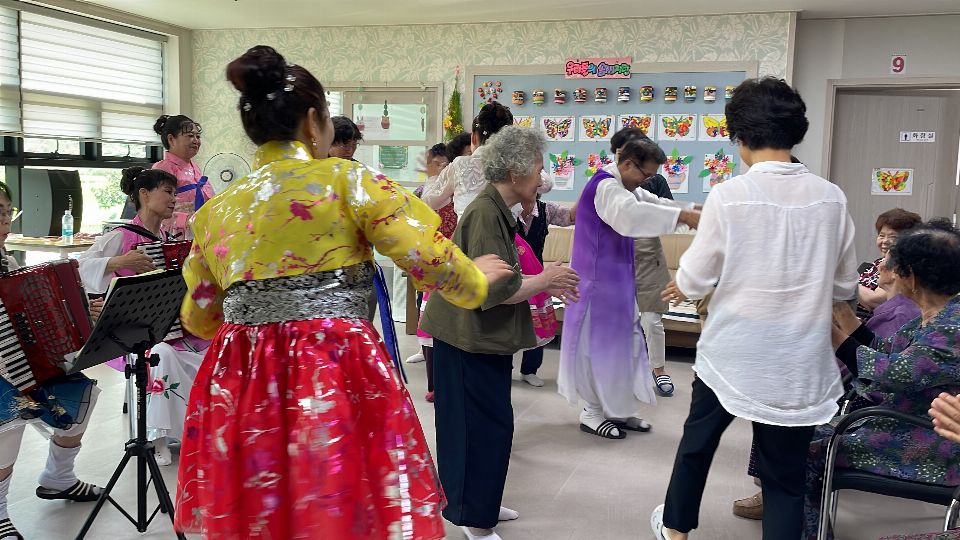 정다운집 주간보호센터 신명나는 고고장구 공연