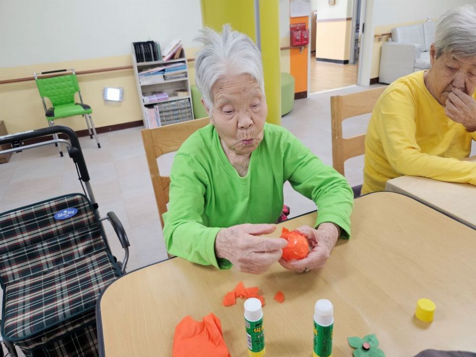 진안군복합노인복지타운 노인요양원 인지프로그램-미술교실
