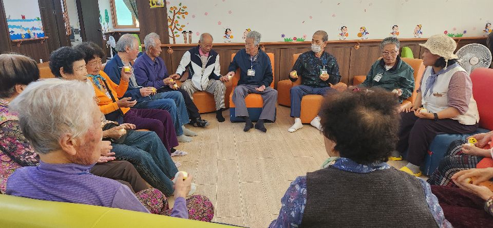 이레노인종합재가센터 주간보호 5월 산림치유 프 ...