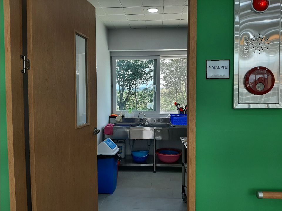 사랑마을 노인돌봄센터 식당/조리실