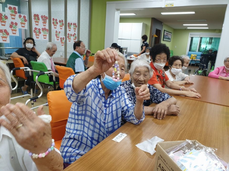 다함께노인주간보호센터 팔찌 만들기