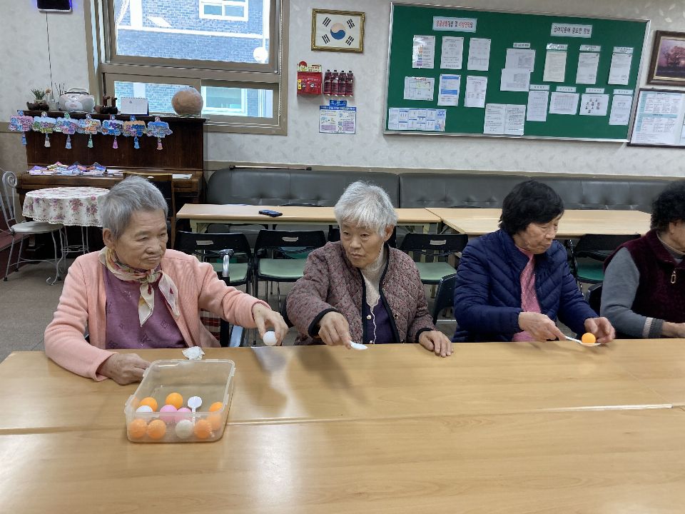 부여장수재가복지센터 탁구공 옮기기