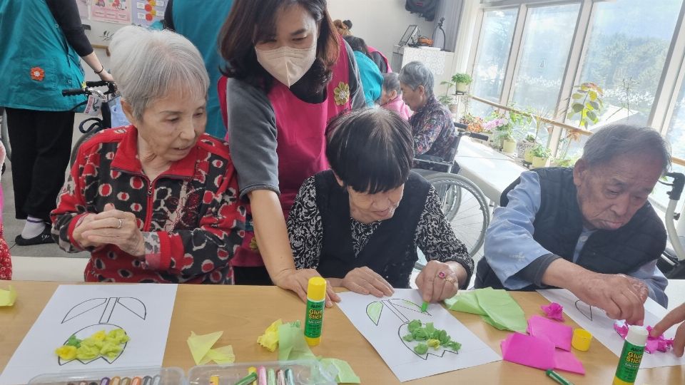 노인요양원 정원 봄나무 꾸미기