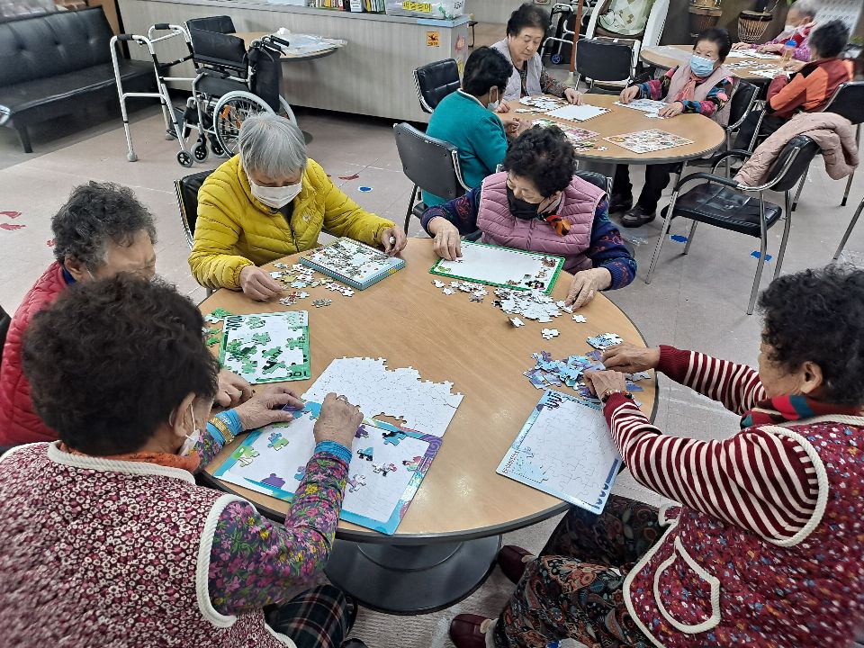 금산백세주간보호센터 퍼즐 놀이