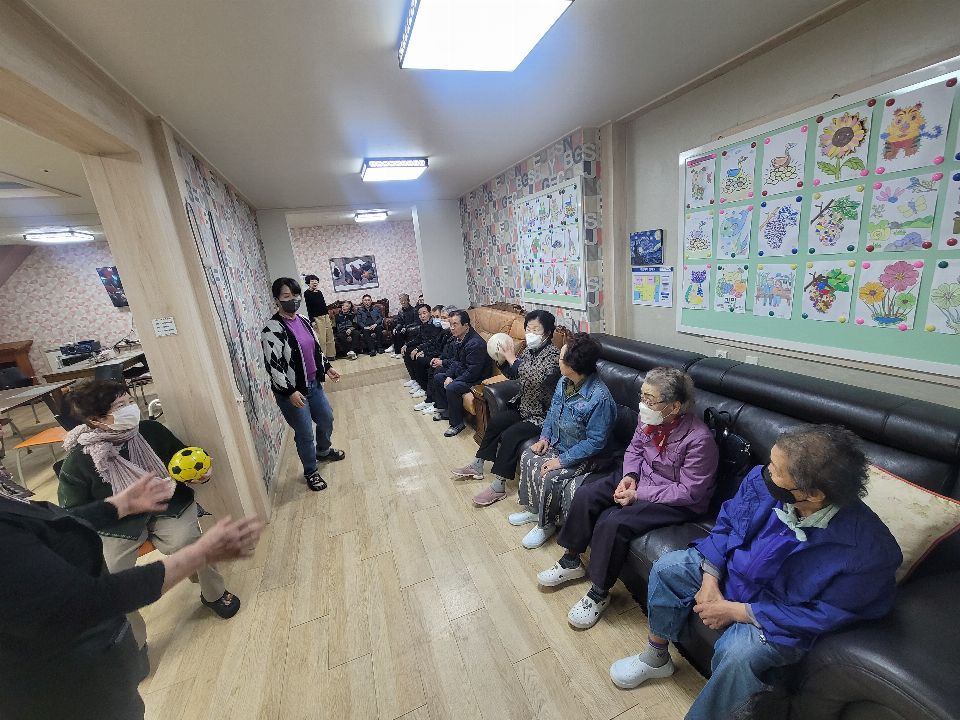 평화의집 노인복지센터 여가활동 프로그램(공던지기 ...
