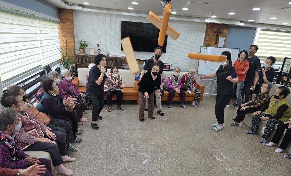 사랑마을재가노인복지센터 전통놀이-윷놀이