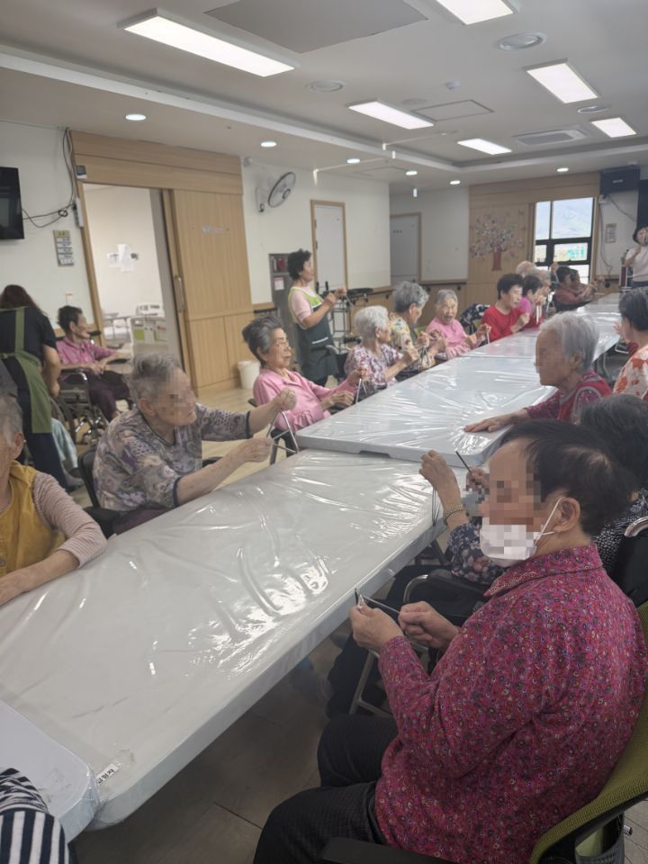 서천사랑통합케어센터 요양원 5월 프로그램 '백토스와 ...