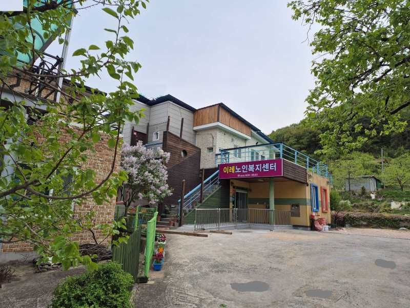 이레노인복지센터 시설 및 주차장 전경