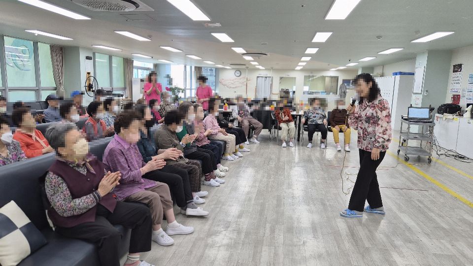 김해생생노인주간보호센터 매주 목요일 추억의노래교실