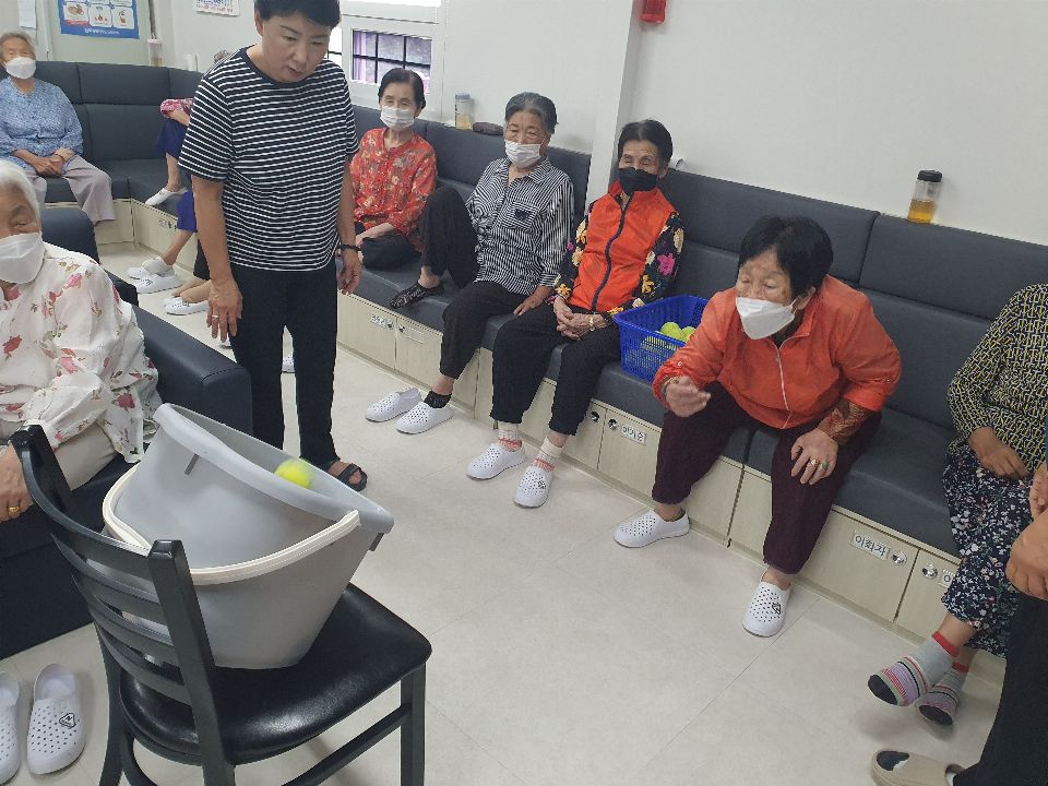 참조은노인복지센터 공주고받기 활동 사진입니다 ...