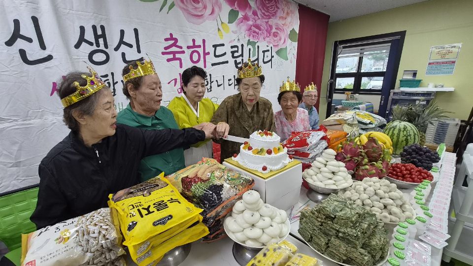 시온복지센터 8월중 어르신 생신잔치