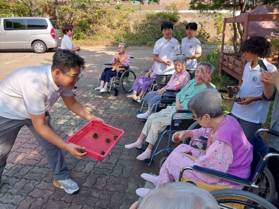 청운노인요양원 청소년봉사자와 야외 여가활 ...